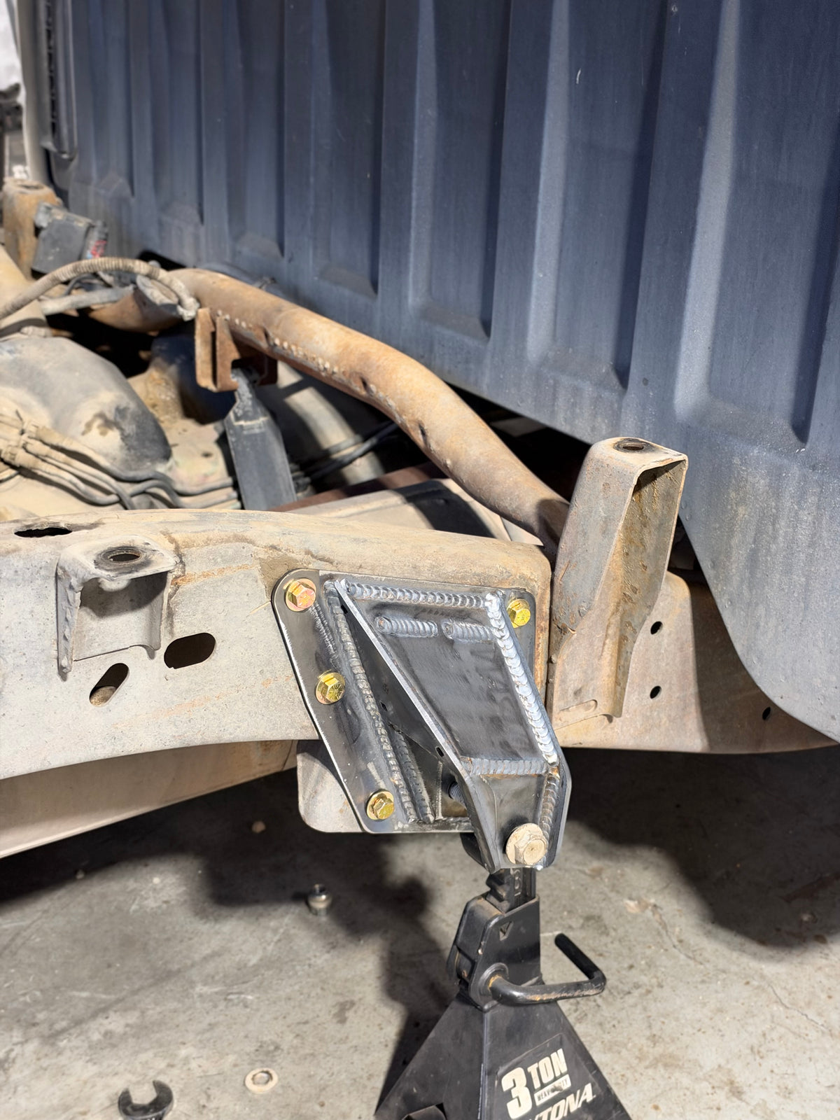 GM 99-07 (Classic) Front Leaf Spring Hangers